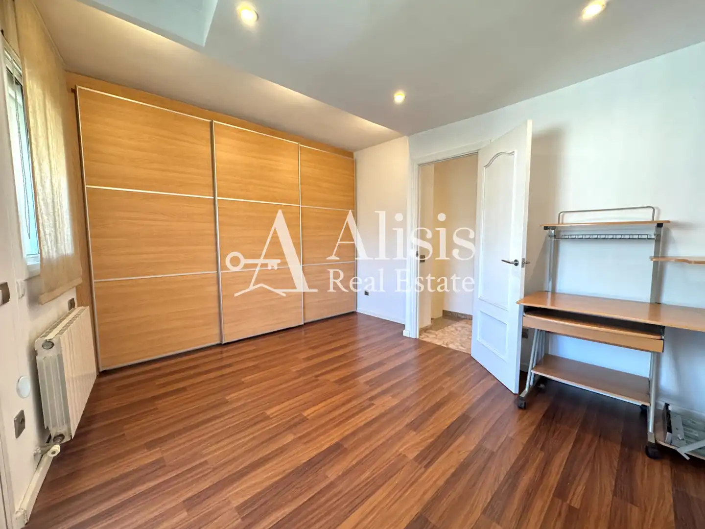Schlafzimmer von Einfamilien-Reihenhaus zum Verkauf in Pallejà mit Klimaanlage, Heizung und Terrasse