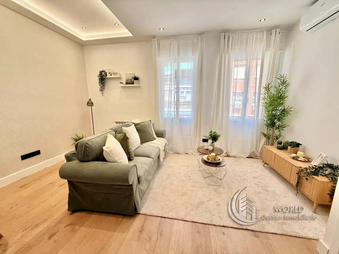 Living room of Flat for sale in Madrid  with Air Conditioner, Heating and Furnished