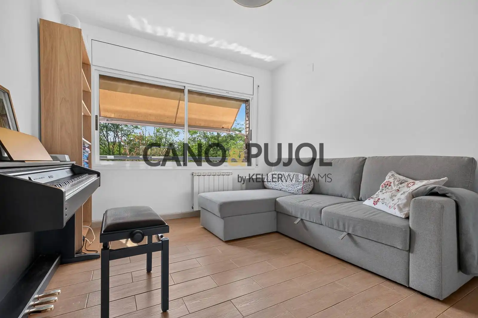 Sala de estar de Ático en venta en Rubí con Aire acondicionado, Calefacción y Jardín privado