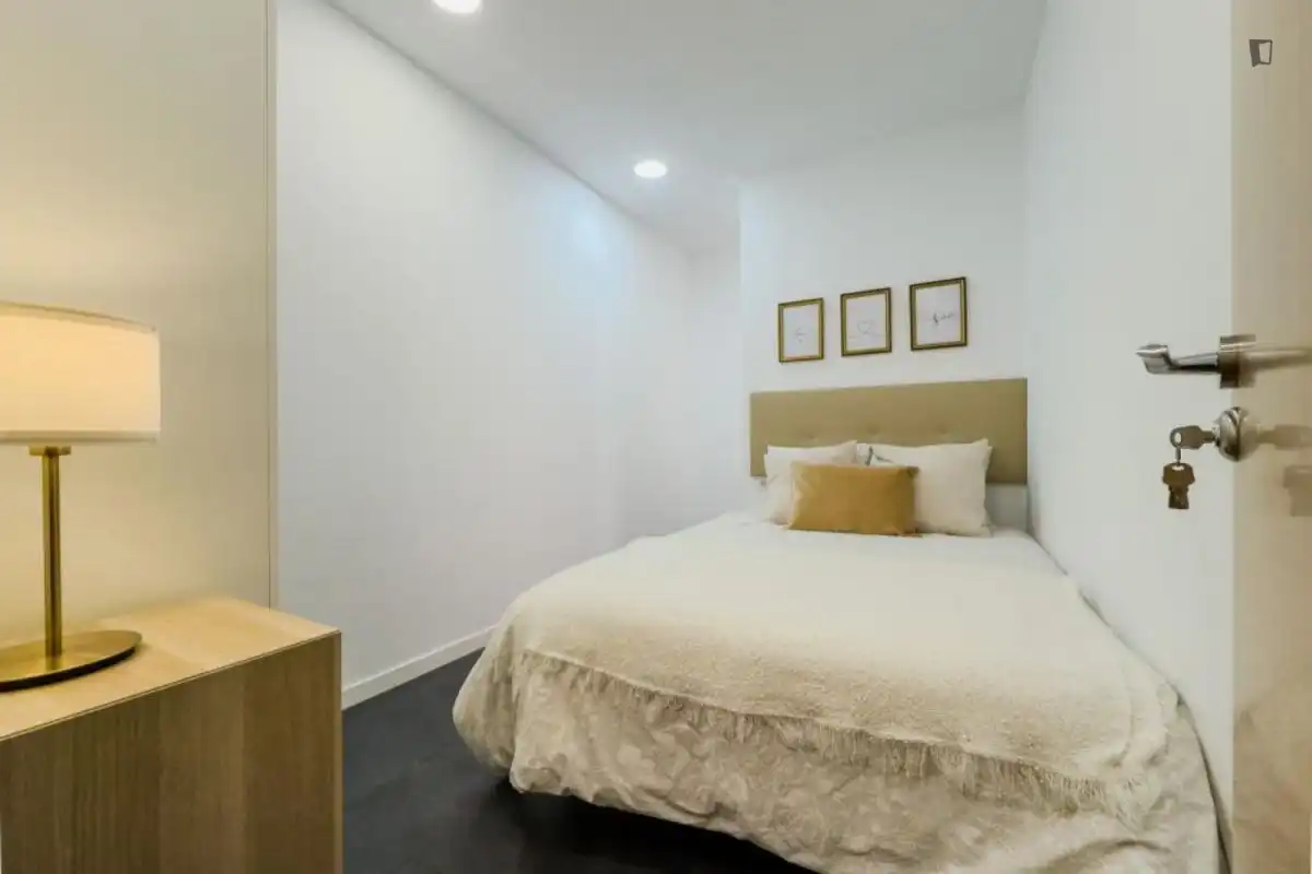 Bedroom of Apartments for share in  Barcelona Capital  with Furnished, Oven and Balcony