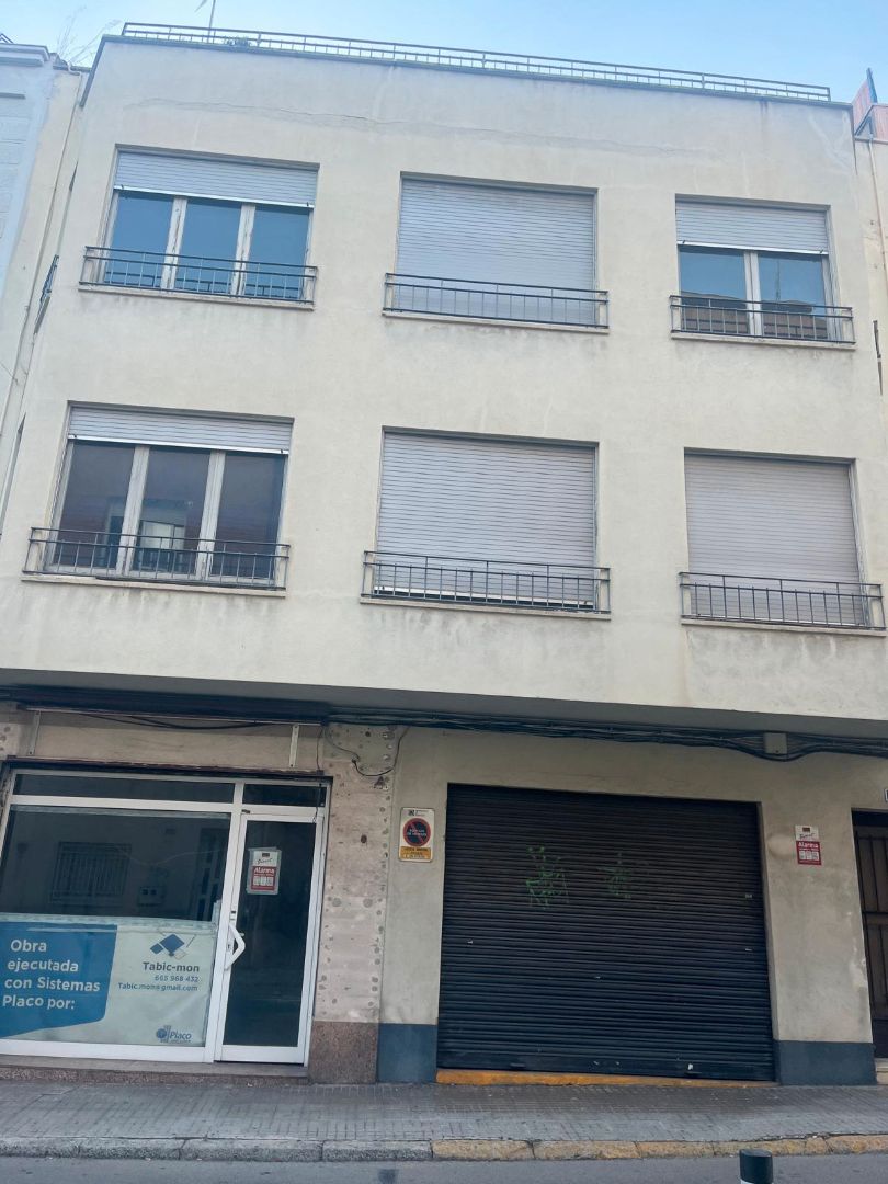 Vista exterior de Edifici en venda en Terrassa