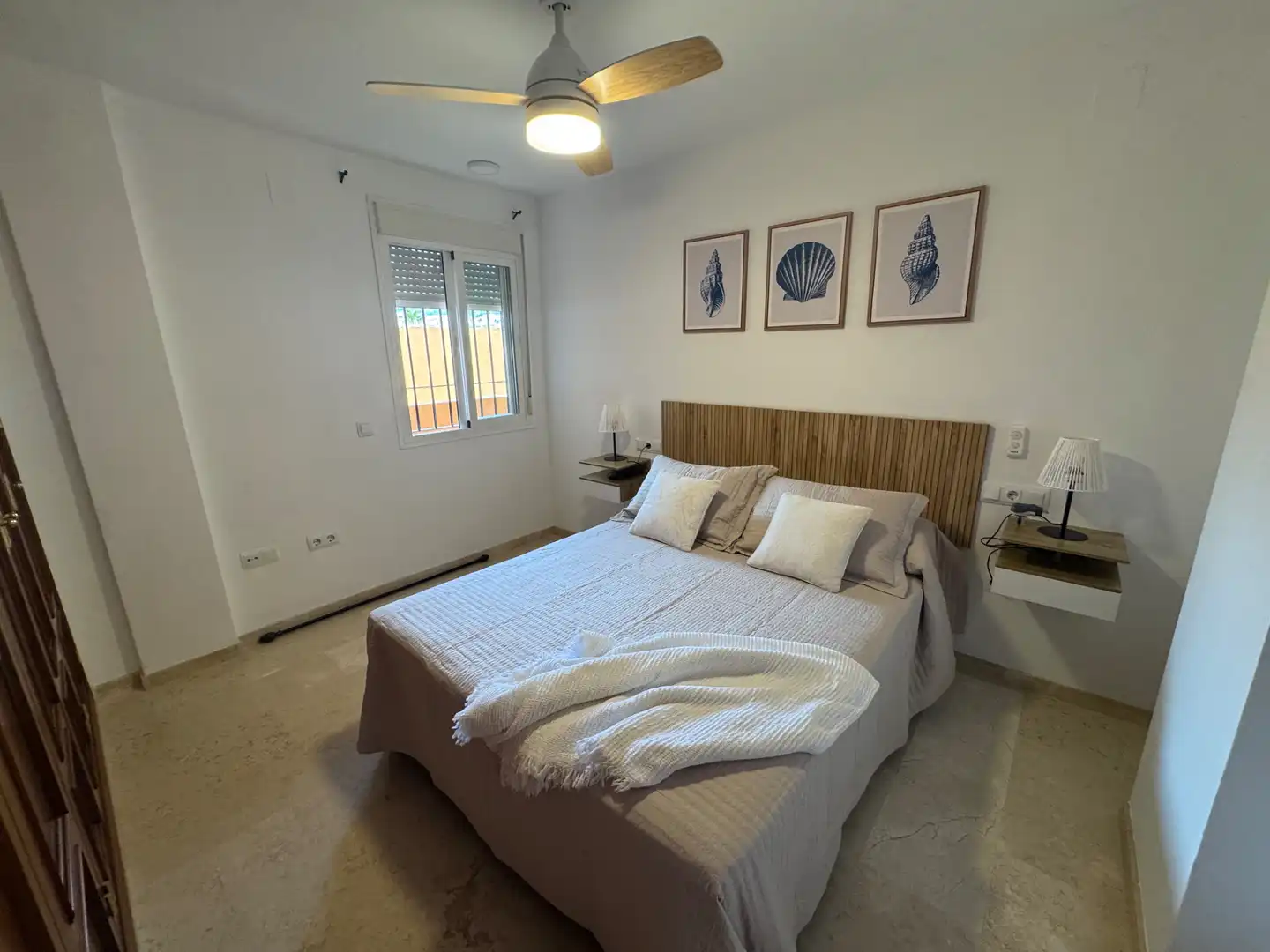 Dormitori de Apartament de lloguer en Fuengirola amb Aire condicionat, Terrassa i Moblat