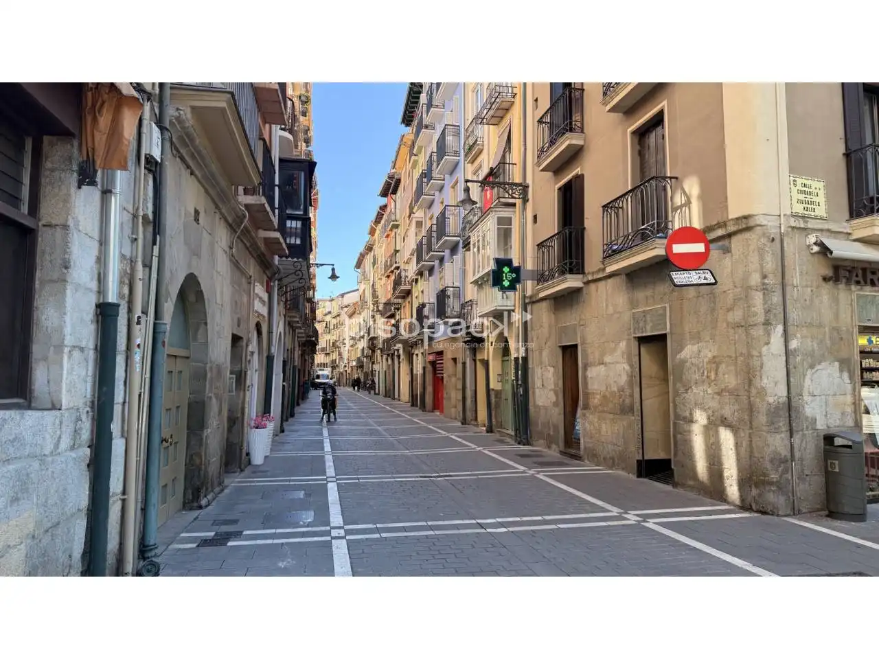 Außenansicht von Gebäude zum Verkauf in  Pamplona / Iruña