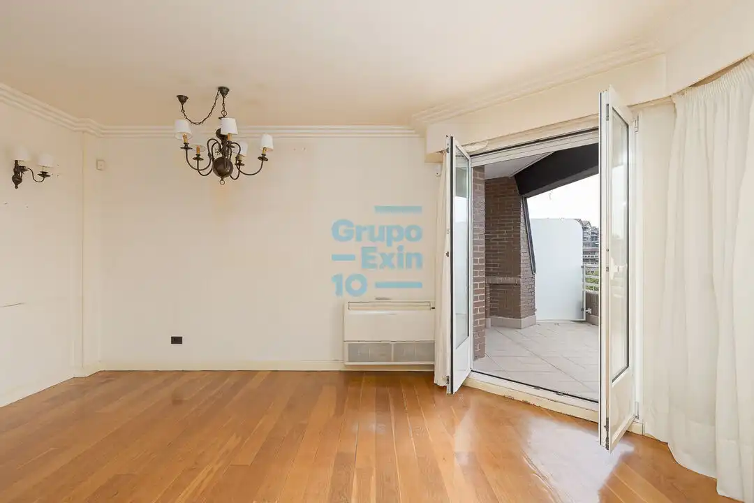 Sala d'estar de Àtic en venda en Donostia - San Sebastián  amb Calefacció, Terrassa i Piscina