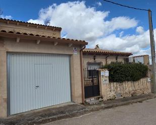 Vista exterior de Casa o xalet en venda en Villares del Saz amb Aire condicionat, Terrassa i Piscina