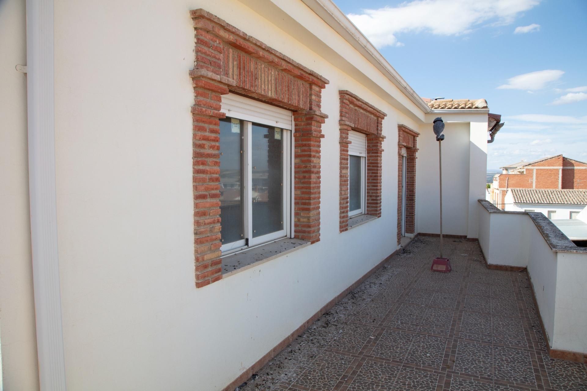 Vista exterior de Casa o xalet en venda en Mengíbar amb Terrassa i Balcó