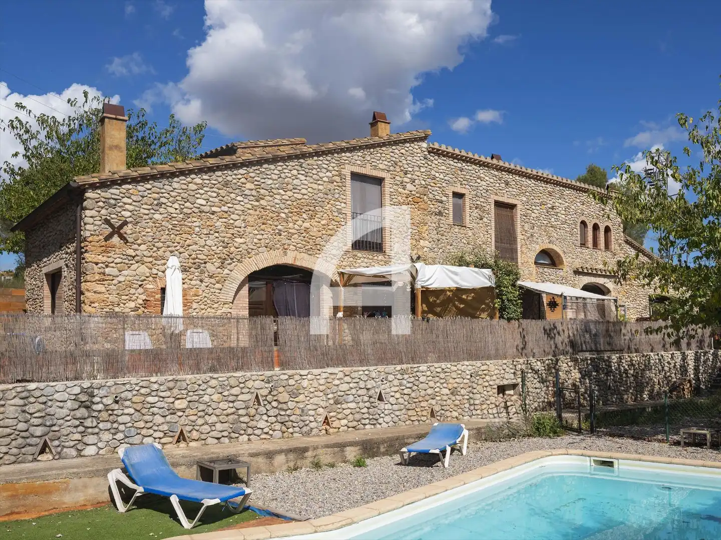 Vista exterior de Finca rústica en venta en Sant Miquel de Fluvià con Calefacción, Piscina y Amueblado