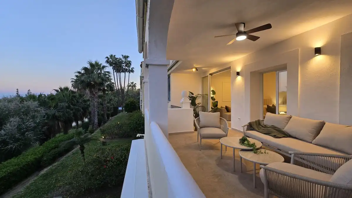 Terrassa de Apartament en venda en Benahavís amb Aire condicionat, Terrassa i Piscina comunitària