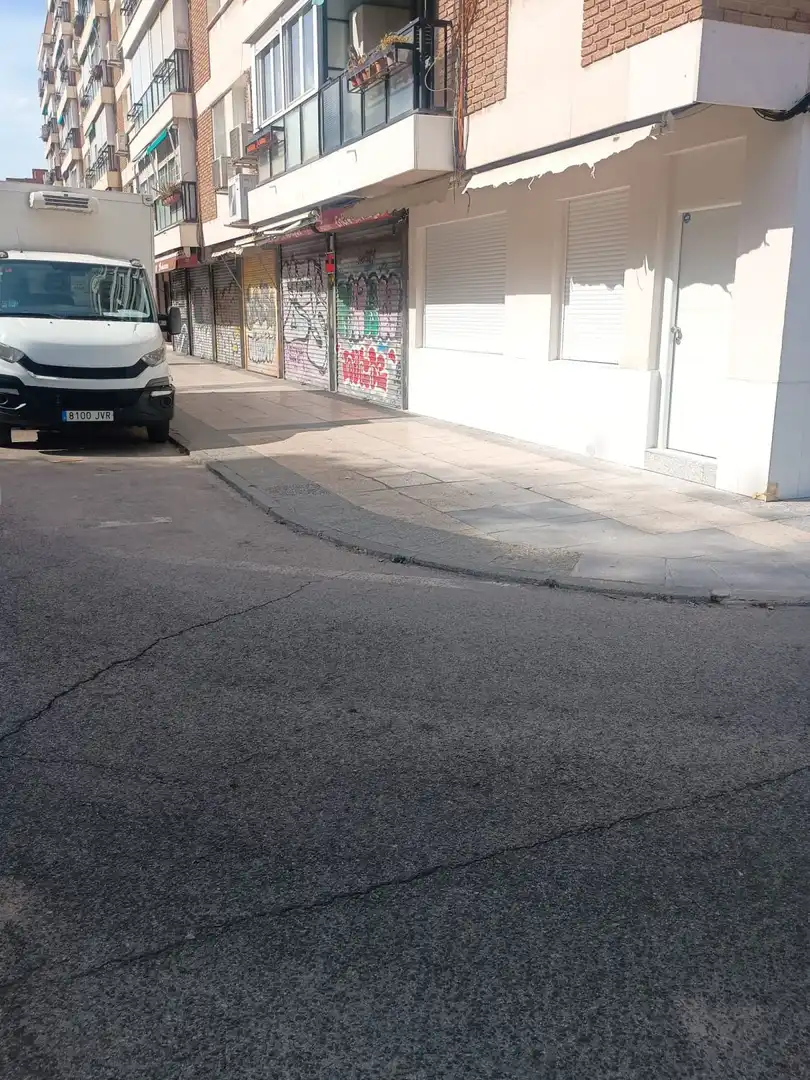 Aparcament de Local en venda en Madrid amb Aire condicionat
