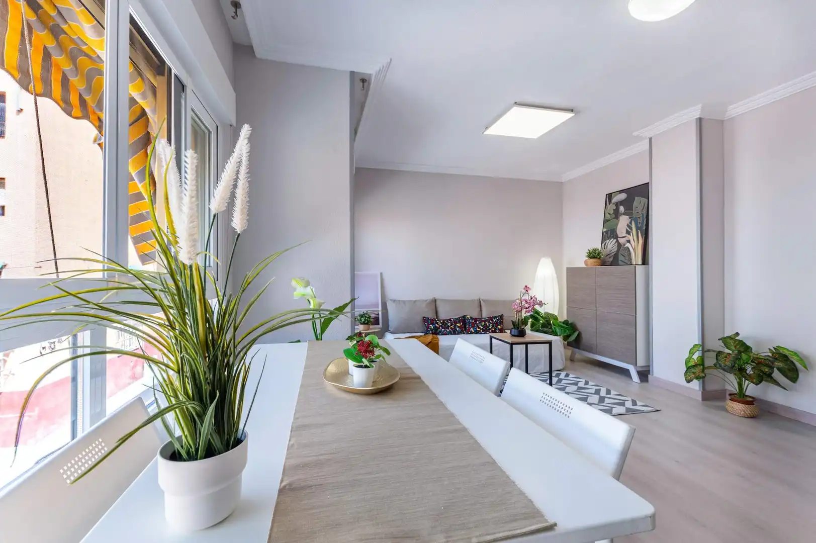 Comedor de Piso en venta en Alicante / Alacant con Terraza, Balcón y Alarma