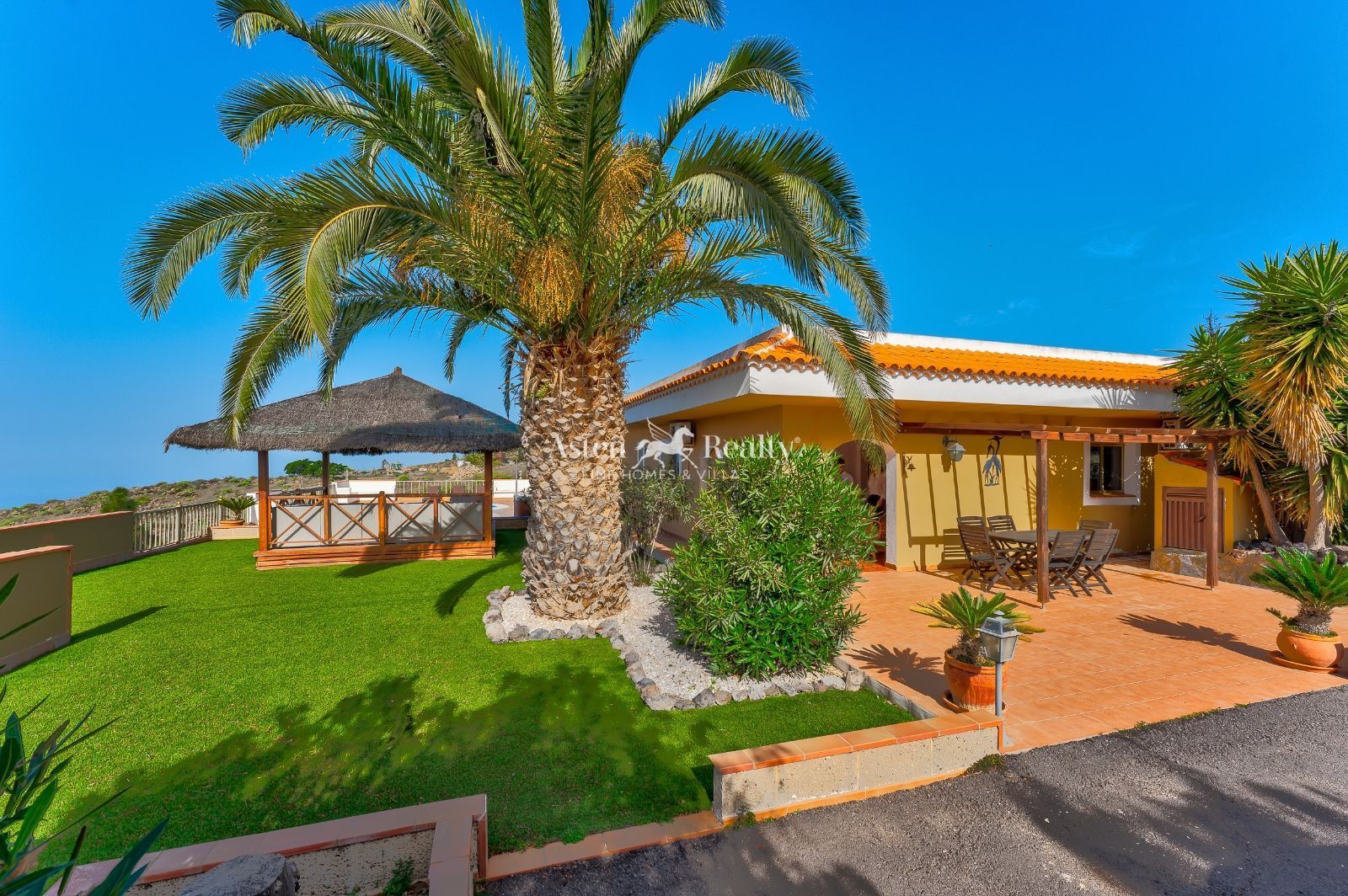 Exterior view of House or chalet for sale in Adeje  with Air Conditioner, Storage room and Swimming Pool