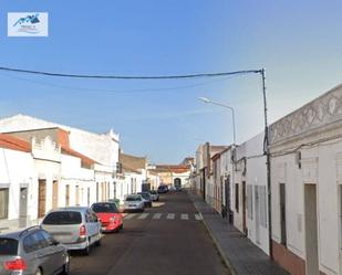 Vista exterior de Casa o xalet en venda en Puebla de la Calzada amb Terrassa