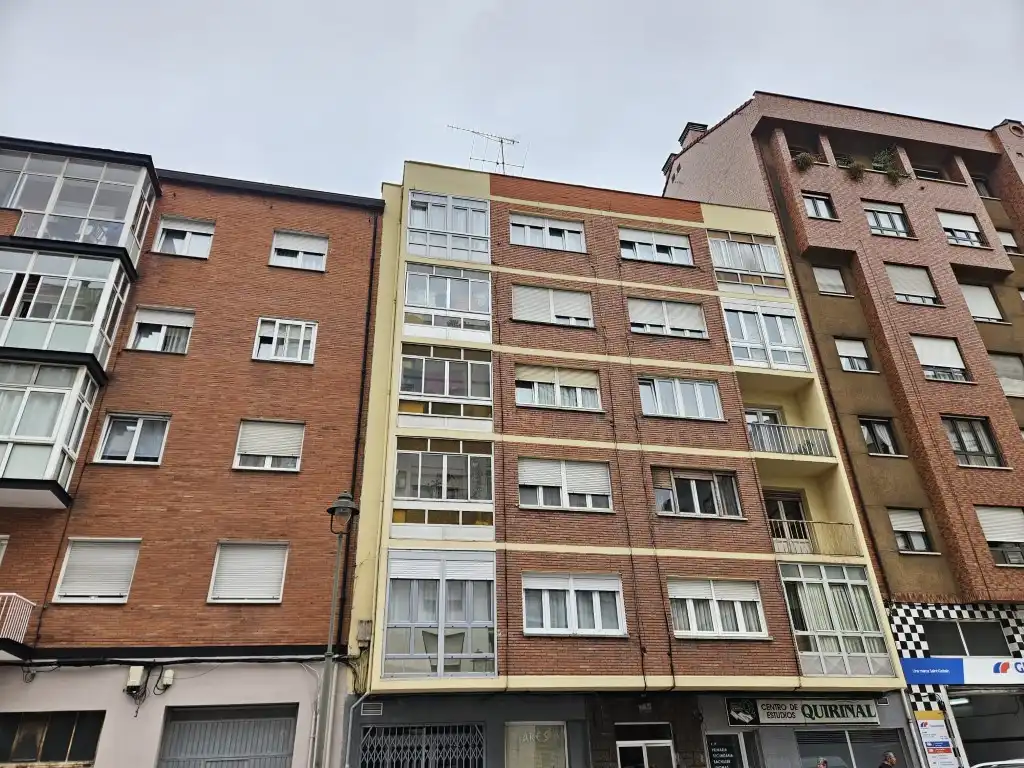 Vista exterior de Piso en venta en Avilés