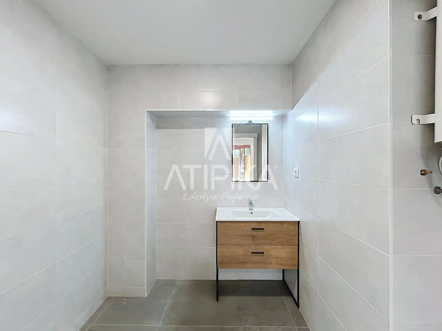 Bathroom of Commercial properties for rent in Barcelona  with Air Conditioner