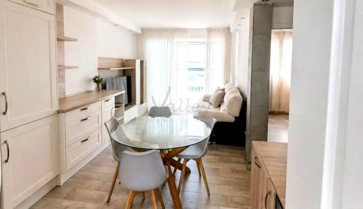 Sala de estar de Apartamento de alquiler en Sotogrande con Amueblado y Piscina comunitaria