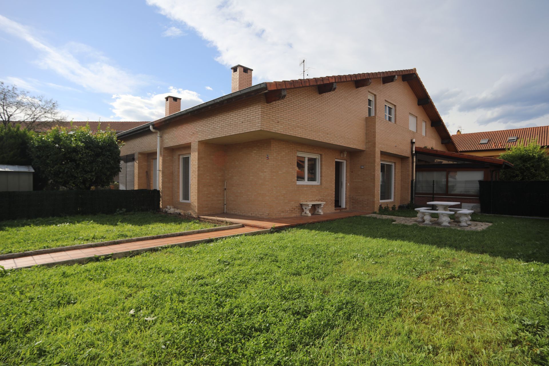 Vista exterior de Casa o chalet en venta en Torrelavega  con Calefacción, Jardín privado y Terraza