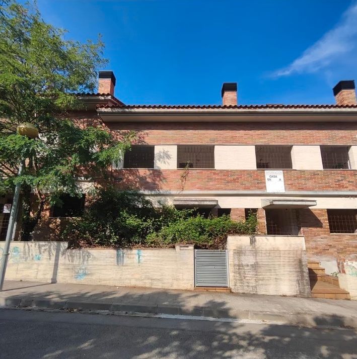 Vista exterior de Casa adosada en venda en Torrelles de Llobregat amb Jardí privat i Terrassa