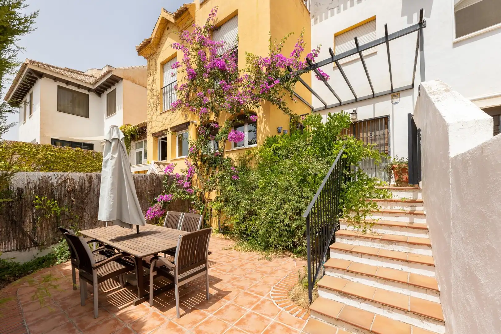 Terrasse von Einfamilien-Reihenhaus zum Verkauf in Granada mit Klimaanlage, Heizung und Privatgarten