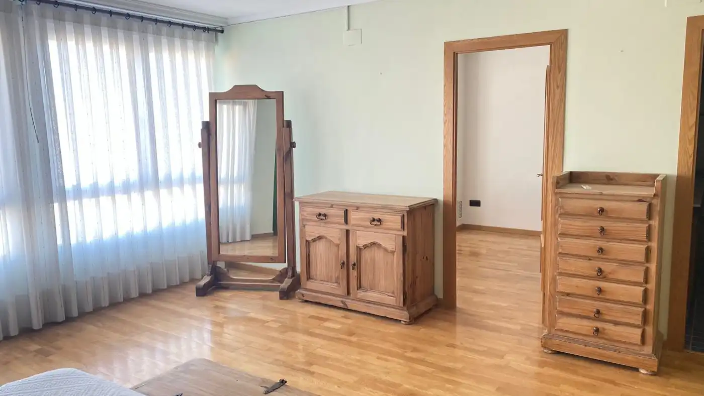 Schlafzimmer von Dachboden zum Verkauf in Silla mit Klimaanlage, Heizung und Parkett