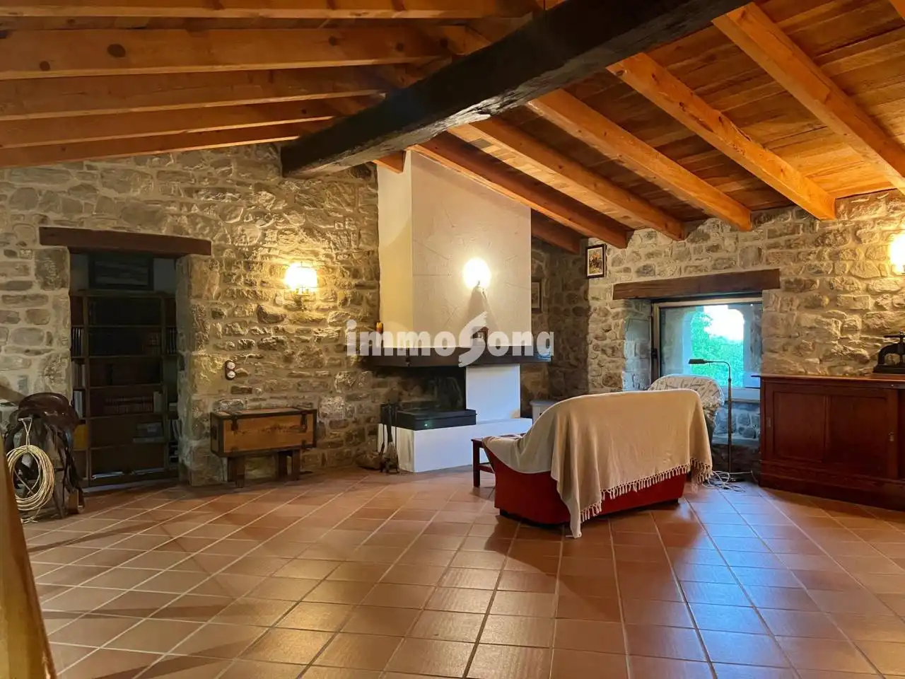 Sala d'estar de Finca rústica en venda en La Vall d'en Bas amb Calefacció, Jardí privat i Alarma