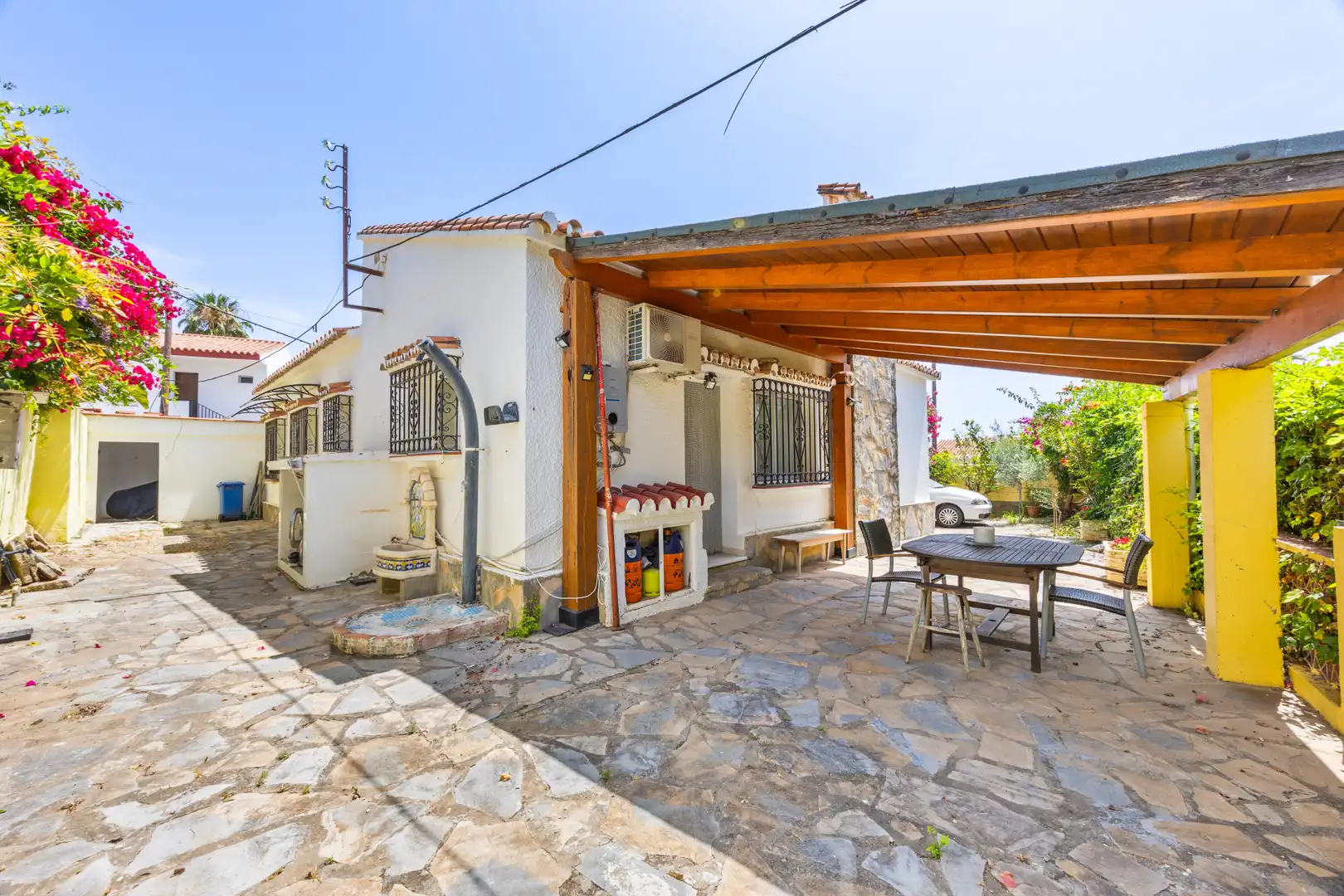 Vista exterior de Casa o chalet en venta en Manilva con Aire acondicionado, Jardín privado y Terraza
