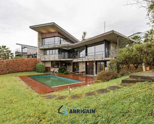 Vista exterior de Casa o xalet en venda en Donostia - San Sebastián  amb Terrassa, Piscina i Balcó