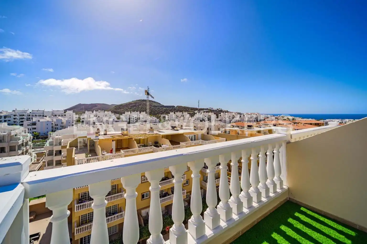 Vista exterior de Piso en venta en Arona con Aire acondicionado, Terraza y Piscina