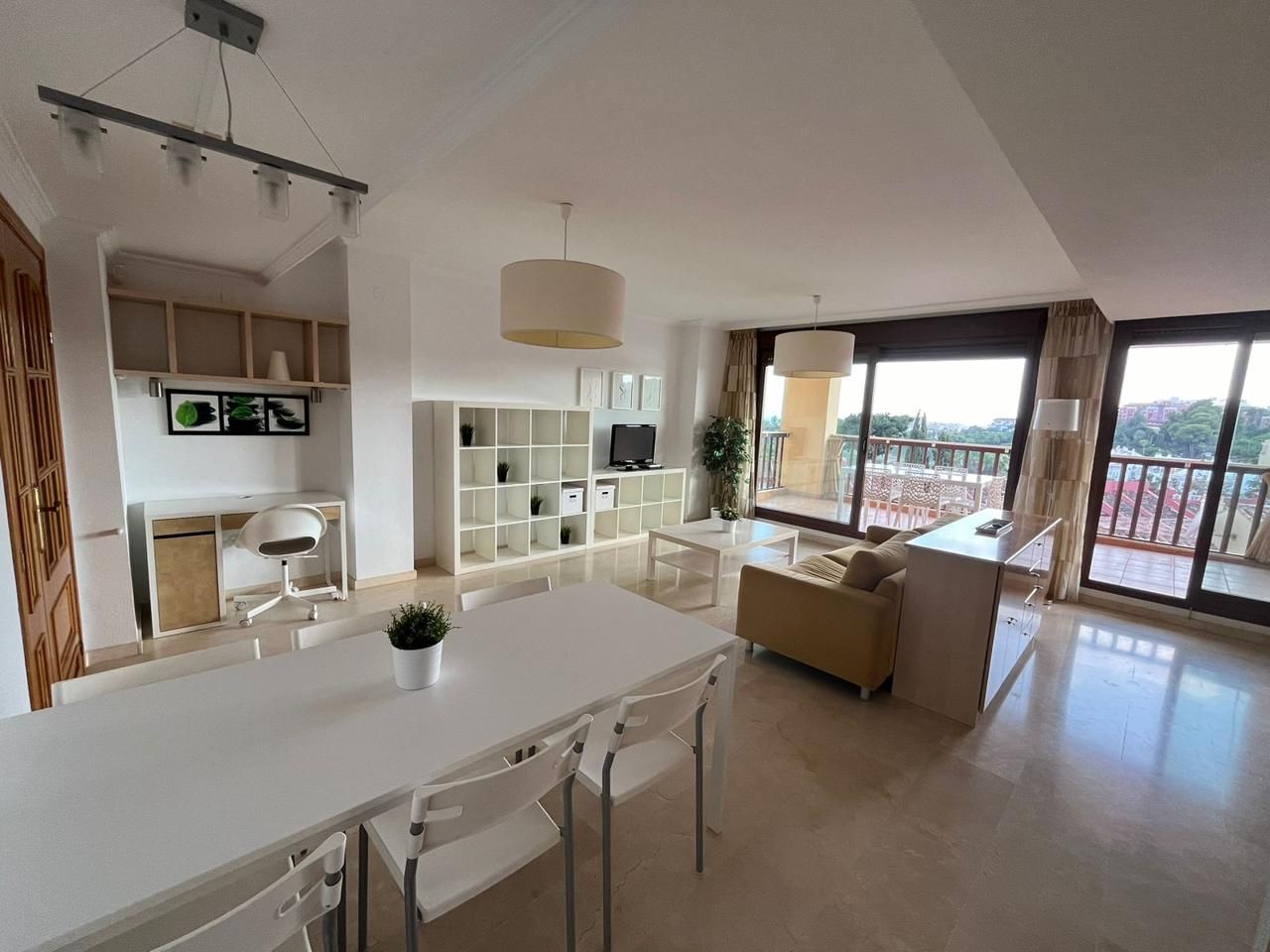 Sala d'estar de Pis de lloguer en Benalmádena amb Aire condicionat, Terrassa i Moblat