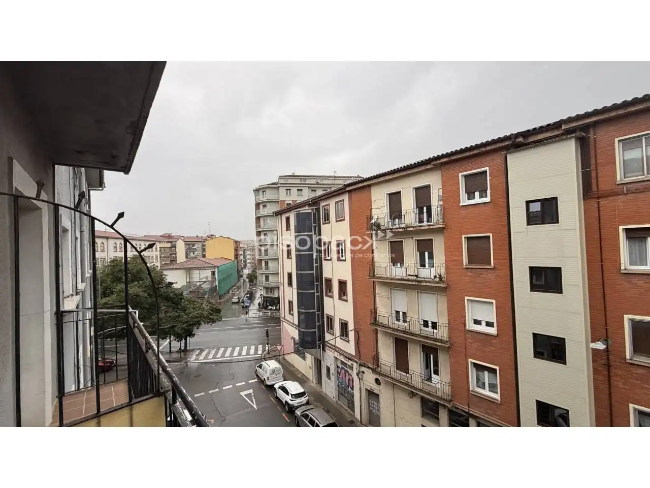 Außenansicht von Wohnung zum Verkauf in  Pamplona / Iruña mit Heizung, Terrasse und Balkon