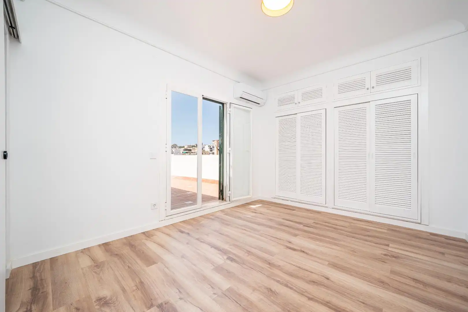 Attic for rent in Santa Catalina