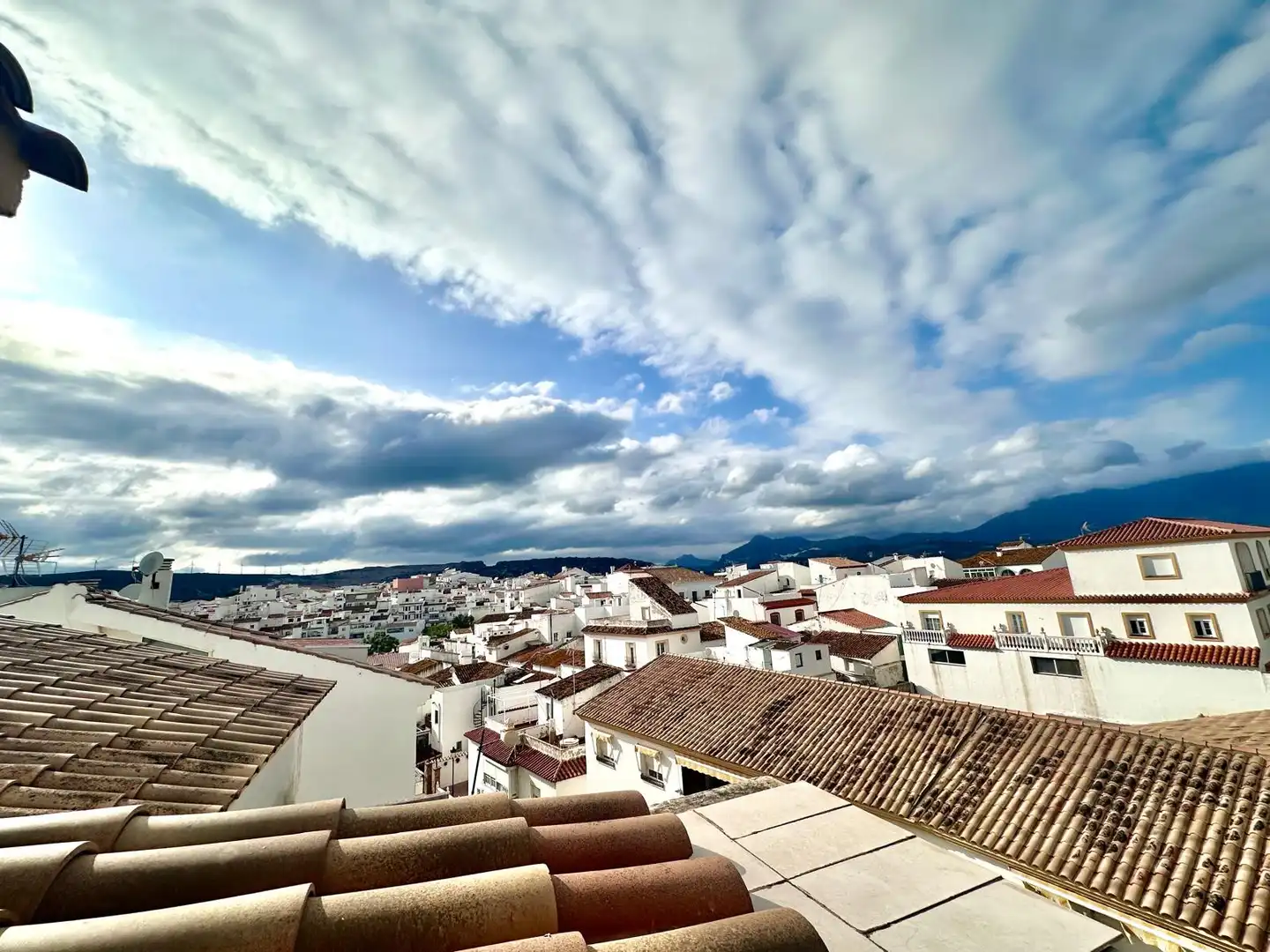 Vista exterior de Àtic en venda en Manilva amb Aire condicionat i Terrassa