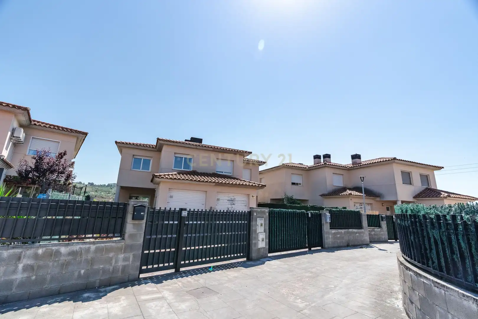 Außenansicht von Einfamilien-Reihenhaus zum Verkauf in Vila-rodona mit Privatgarten und Ofen