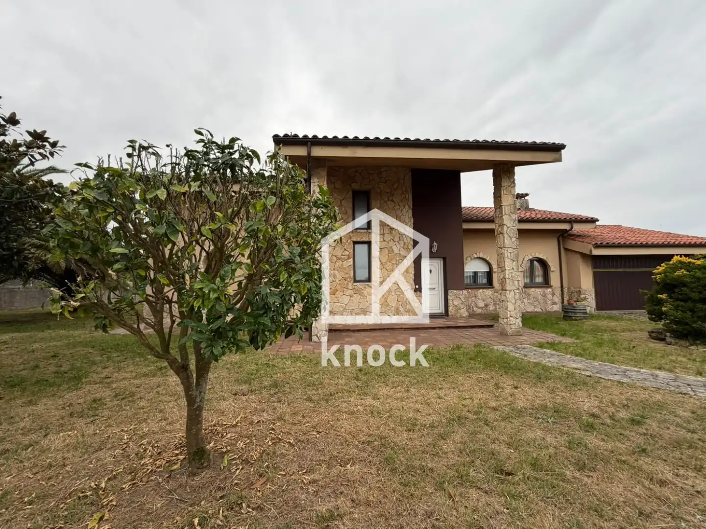 Vista exterior de Casa o xalet en venda en Villaviciosa amb Calefacció, Jardí privat i Parquet