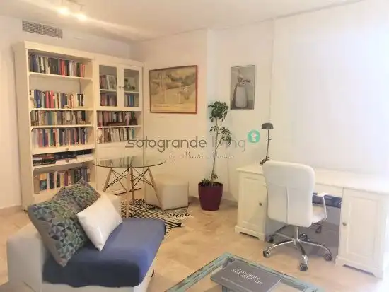 Sala de estar de Apartamento de alquiler en Sotogrande con Aire acondicionado, Calefacción y Terraza