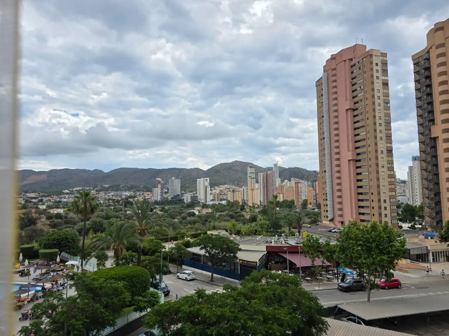 Vista exterior de Piso en venta en Benidorm con Jardín privado, Amueblado y Piscina comunitaria