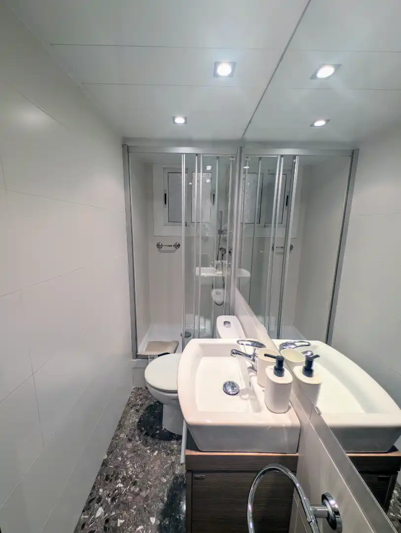 Bathroom of Flat for sale in Barcelona  with Air Conditioner, Heating and Oven