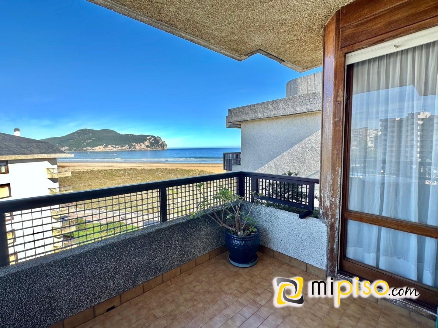 Dormitori de Pis en venda en Laredo amb Calefacció i Terrassa