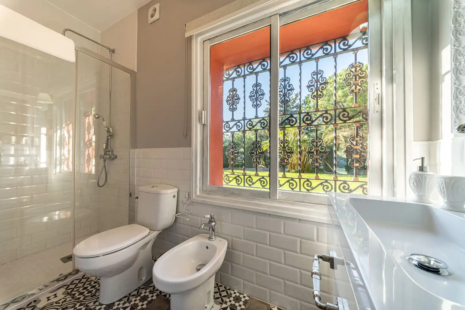 Badezimmer von Country house zum Verkauf in Benahavís mit Terrasse
