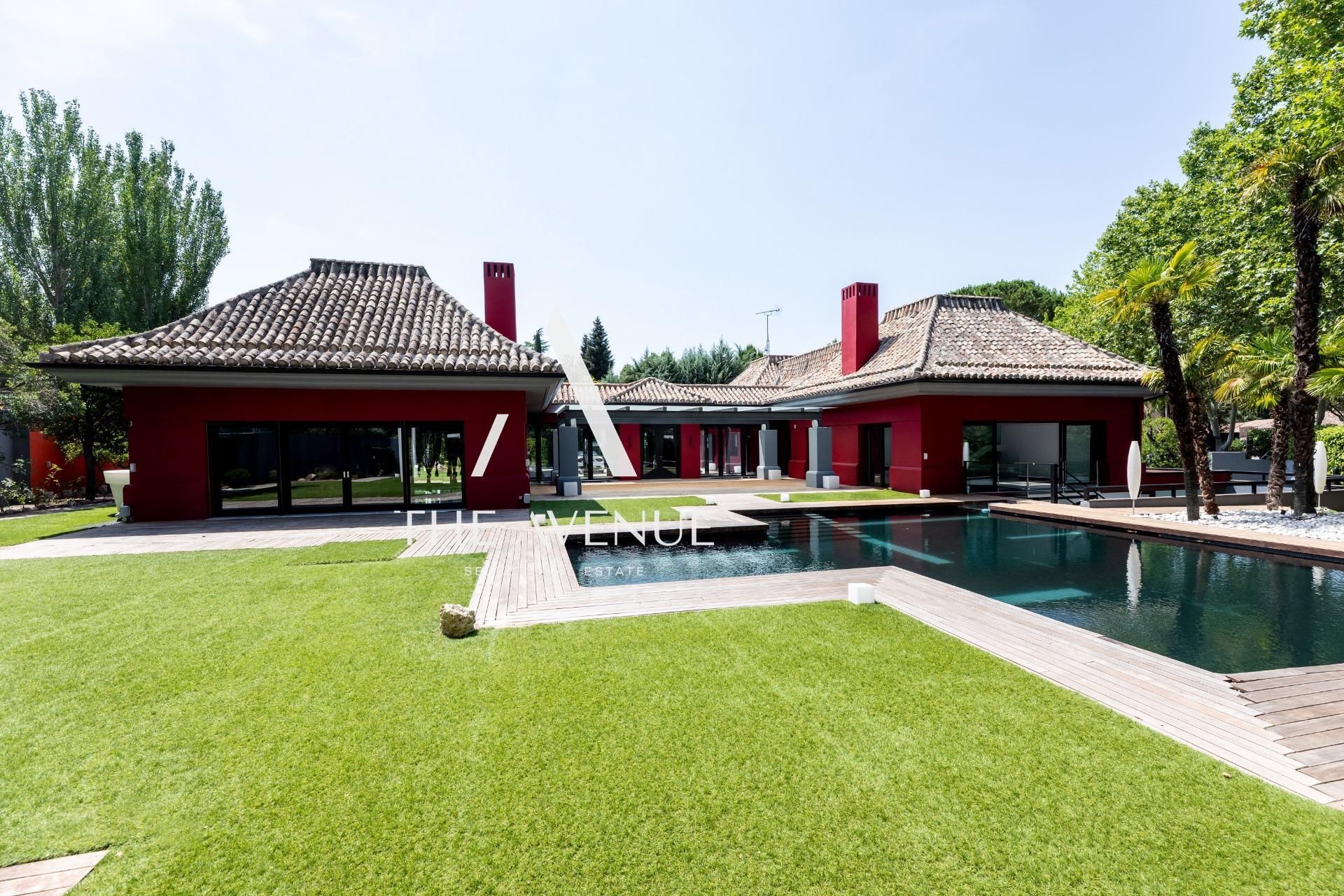 Vista exterior de Casa o xalet en venda en La Moraleja amb Aire condicionat, Jardí privat i Terrassa