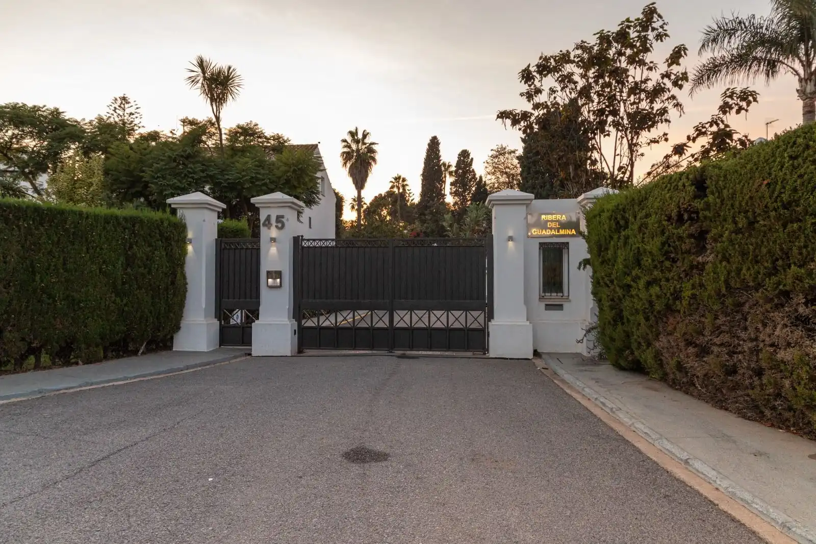Vista exterior de Casa adosada en venda en Marbella amb Aire condicionat, Jardí privat i Moblat