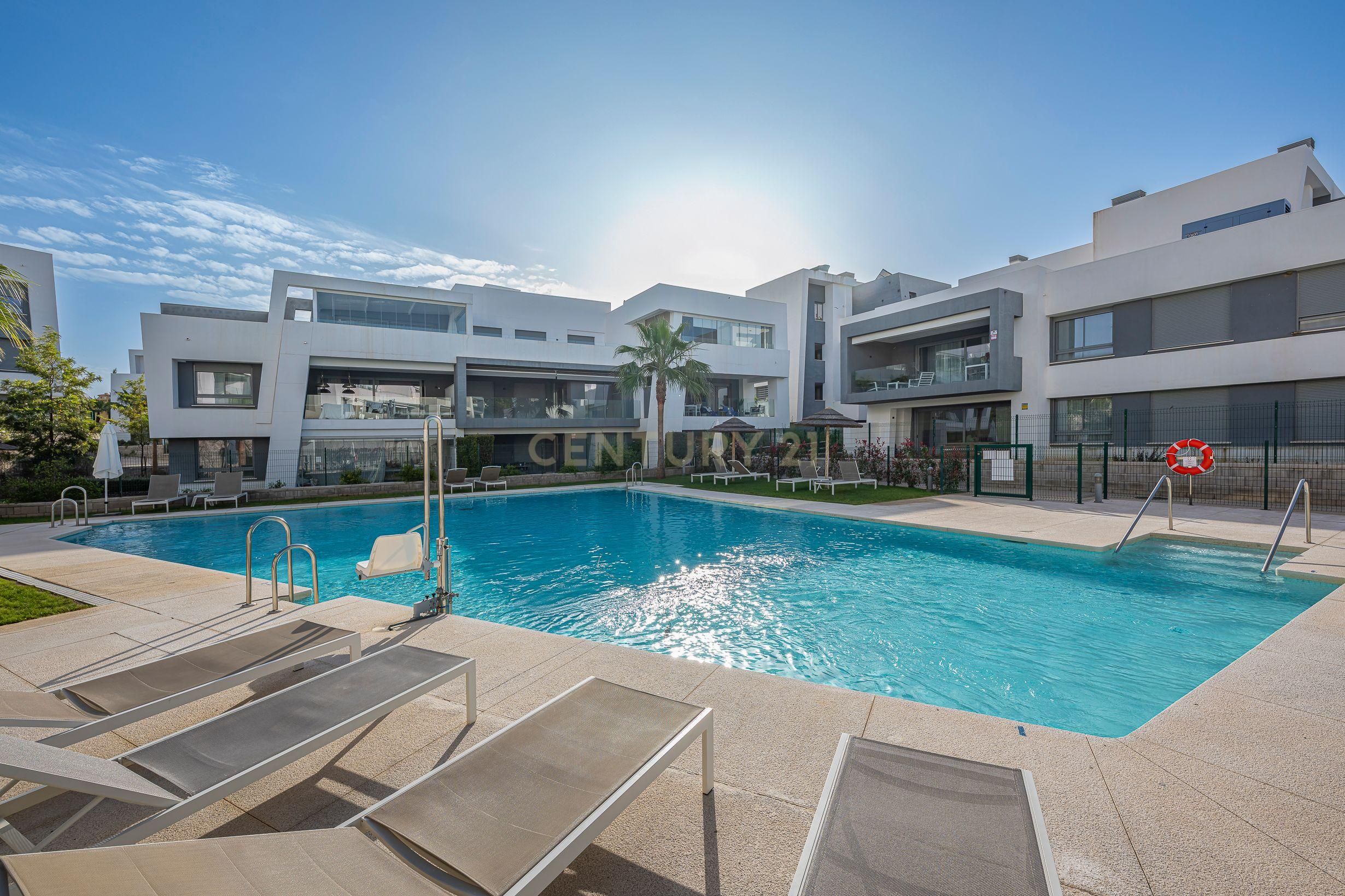 Vista exterior de Apartament en venda en Estepona amb Aire condicionat, Traster i Piscina