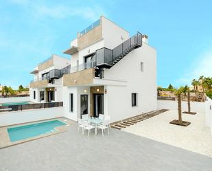 Vista exterior de Casa o xalet en venda en Torrevieja amb Aire condicionat, Jardí privat i Terrassa