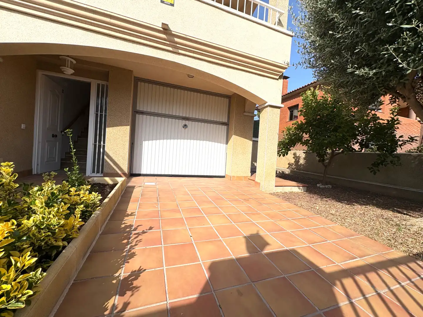 Vista exterior de Casa adosada en venta en La Pobla de Montornès   con Calefacción, Jardín privado y Terraza