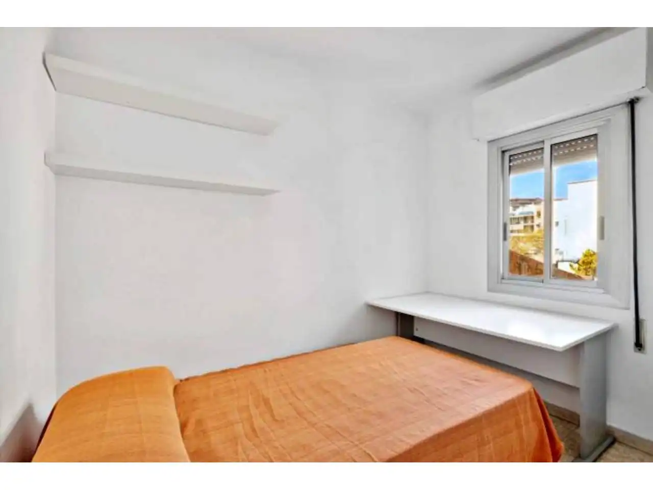 Dormitori de Apartament en venda en L'Hospitalet de Llobregat amb Aire condicionat, Calefacció i Moblat