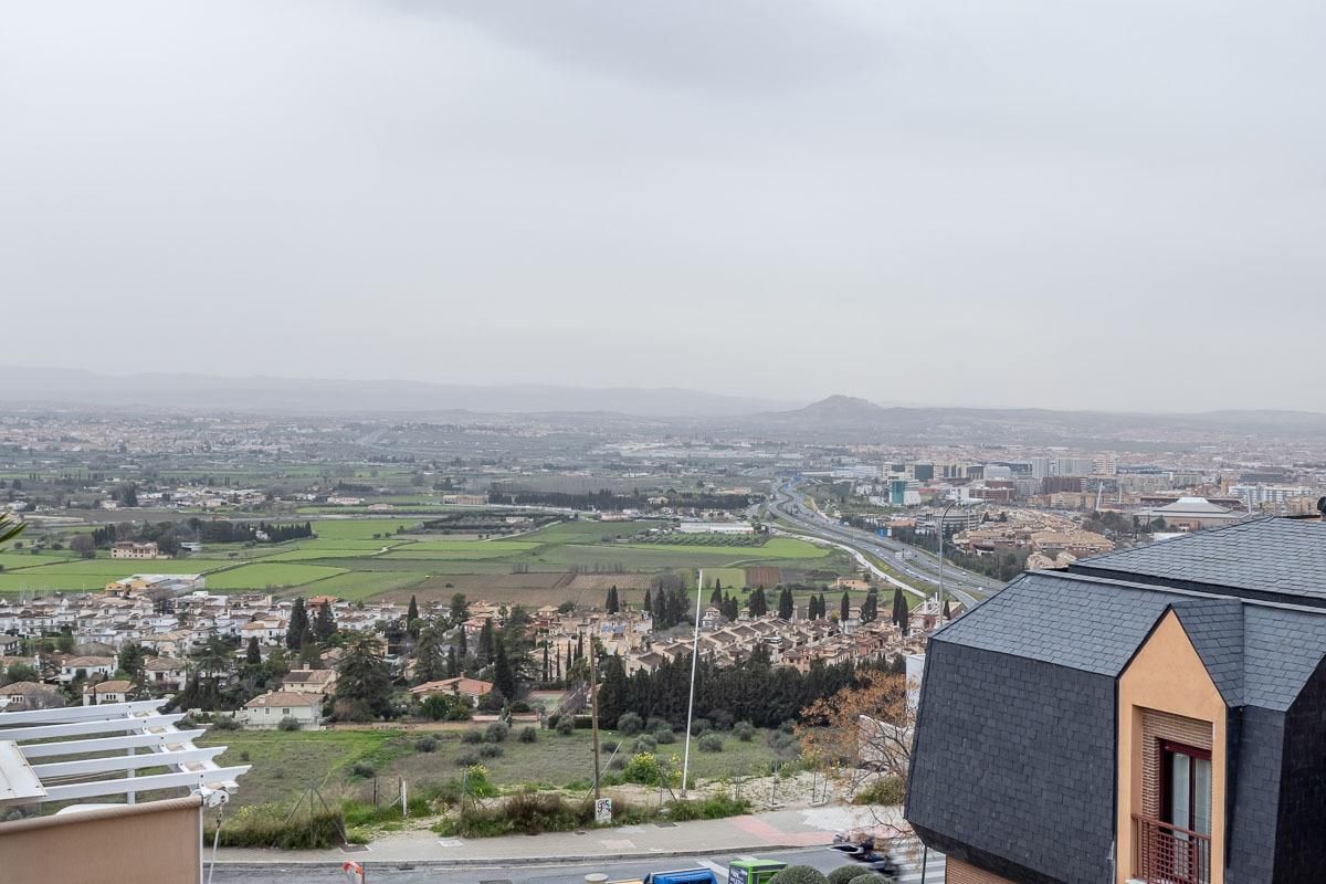 Vista exterior de Àtic en venda en  Granada Capital amb Aire condicionat, Terrassa i Traster