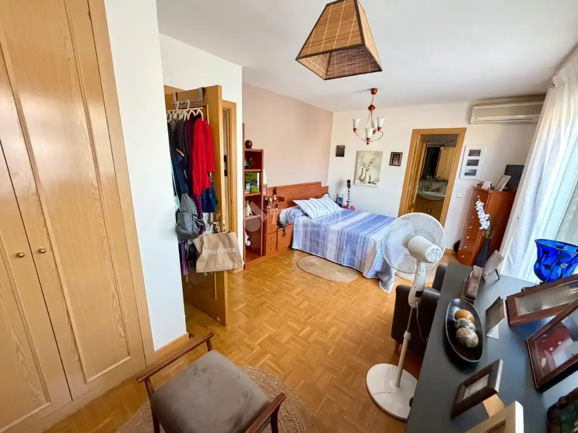 Dormitori de Casa adosada en venda en Daganzo de Arriba amb Aire condicionat, Parquet i Piscina