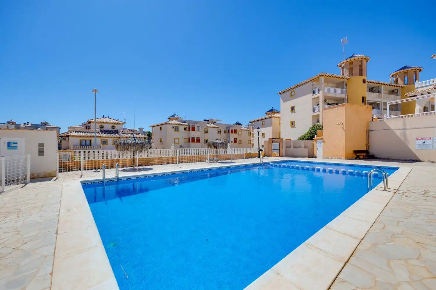 Piscina de Pis en venda en Orihuela amb Aire condicionat, Terrassa i Moblat