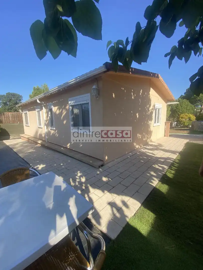 Vista exterior de Casa o xalet en venda en Tordera amb Calefacció, Jardí privat i Parquet