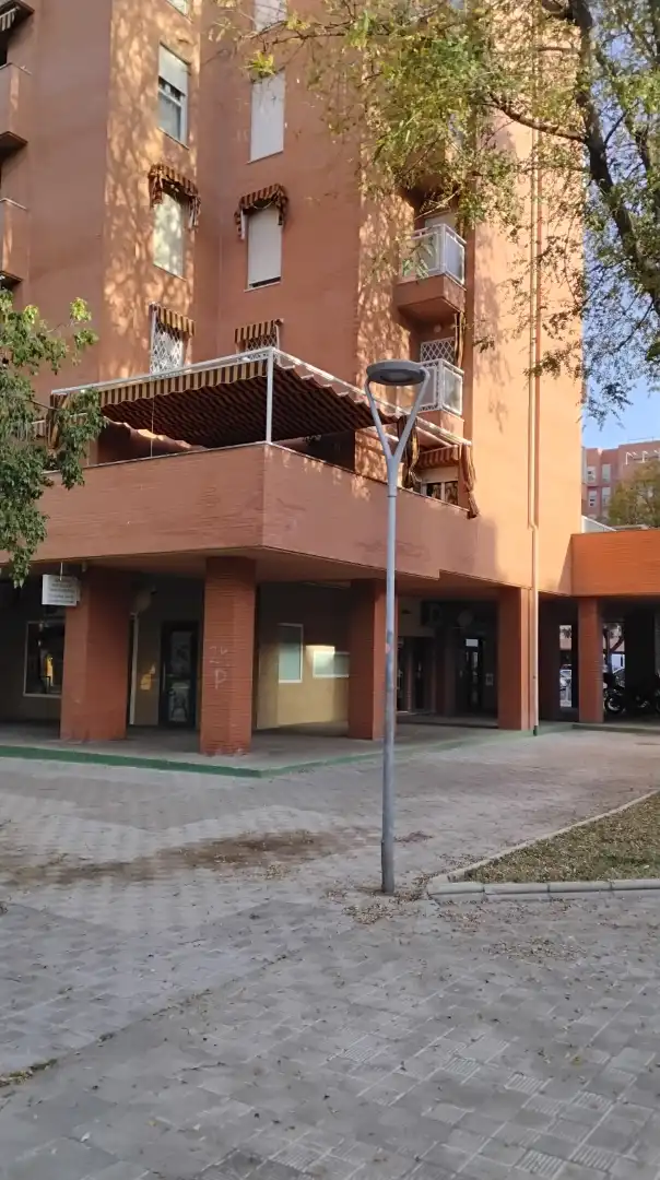 Vista exterior de Local en venta en Sevilla con Aire acondicionado