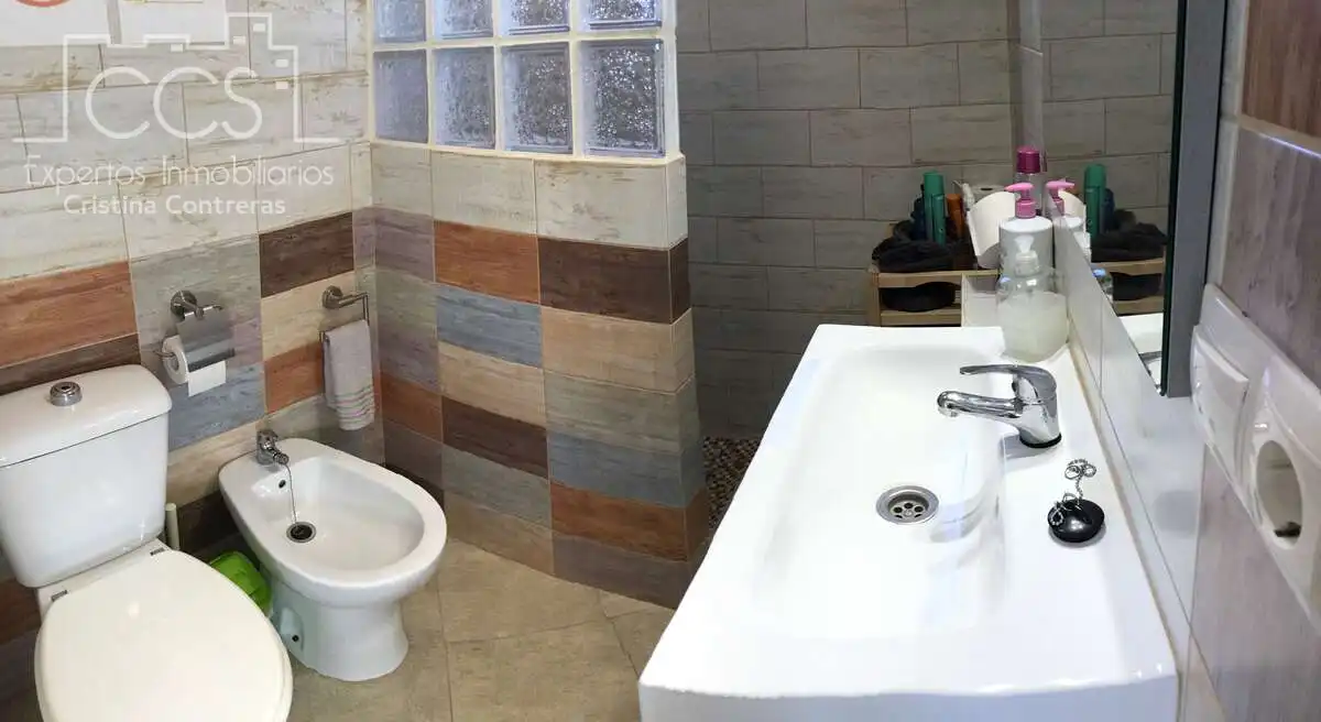 Bany de Casa o xalet en venda en Sevilla amb Aire condicionat, Traster i Piscina
